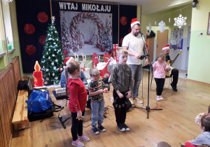 Dzieci muzykują wspólnie z muzykami podczas świątecznej audycji muzycznej.