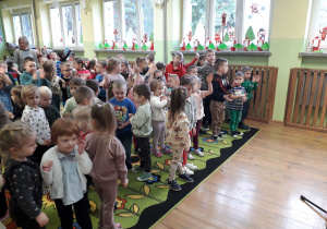 Dzieci wspólnie tańczą podczas świątecznej audycji muzycznej.