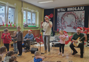 Dzieci muzykują z artystami.