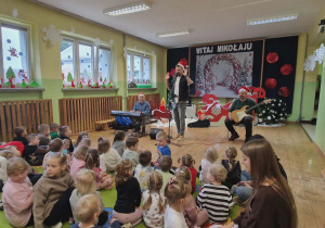 Muzycy z instrumentami podczas audycji.