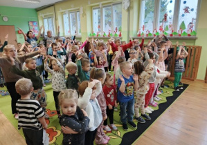 Przedszkolaki biorą aktywny udział w audycji muzycznej.