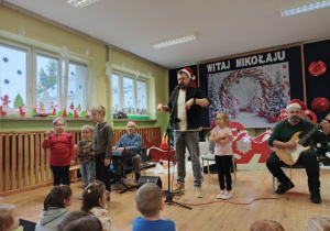 Przedszkolaki występują razem z muzykami.