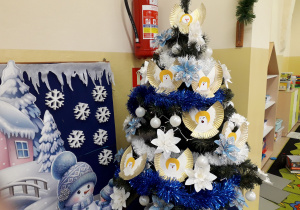 Choinka ozdobiona aniołkami wykonanymi przez dzieci.