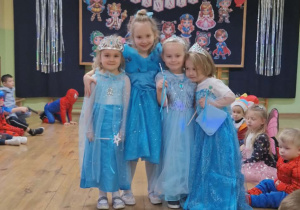 Grupka dziewczynek w niebieskich sukienkach