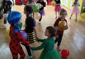 Dzieci w czsie zabawy na holu przedszkolnym