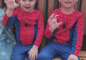 Chłopcy w przebraniach Spider-mana