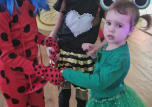 Dzieci tańczą w kółku