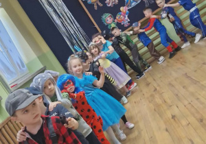 Dzieci ustawione jedno za drugim w pociągu