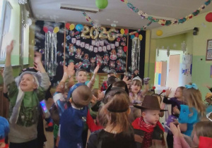 Dzieci w czsie puszczania baniek