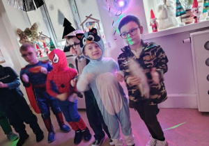 Chłopcy podczas zabawy tanecznej.