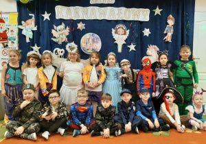 Grupowe zdjęcie dzieci na tle dekoracji.