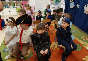 Przedszkolaki uczestniczą w muzycznej zabawie z krzesłami.