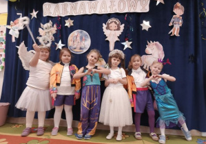 Dziewczynki prezentują swoje stroje.