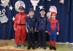 Chłopcy prezentują swoje stroje.