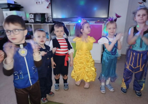 Przedszkolaki podczas zabawy przy muzyce.