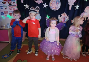 Dzieci prezentują swoje stroje.