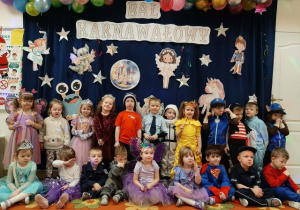 Grupowe zdjęcie dzieci na tle dekoracji.