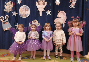 Dziewczynki prezentują swoje stroje.