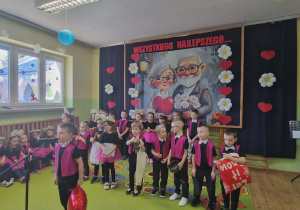 Dzieci stoją z rekwizytami i mówią wiersze.