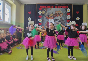 Dziewczynki tańczą z kolorowymi chustami
