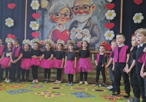 Dzieci śpiewają piosenkę o babci i dziadku.