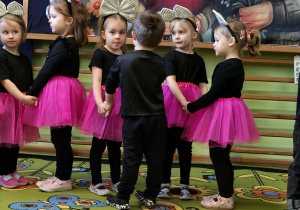 Przedszkolaki z grupy młodszej tańczą w parach.
