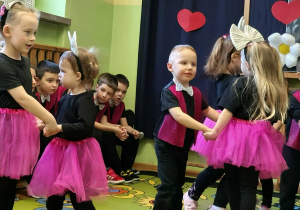 Przedszkolaki z grupy młodszej tańczą w parach.