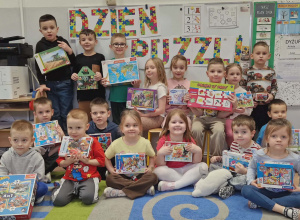 Dzieci w grupie trzymają swoje puzzle