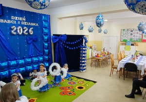 Dziewczynki podczas tańca śnieżynek.