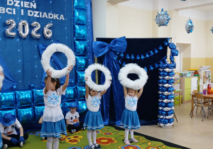 Dziewczynki podczas tańca śnieżynek.