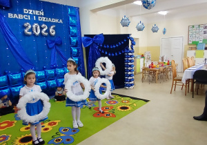 Dziewczynki podczas tańca śnieżynek.