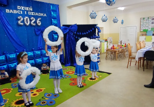 Dziewczynki podczas tańca śnieżynek.