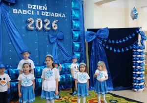 Dzieci podczas recytacji wiersza.