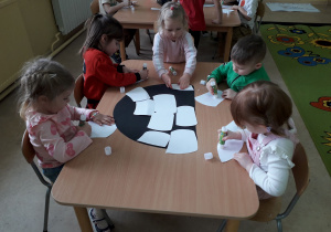 Dzieci przy stoliku podczas zabawy "Matematyczne igloo".