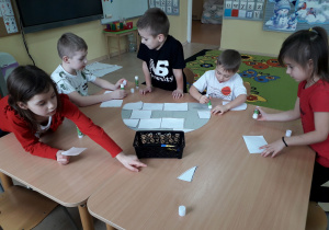 Dzieci przy stoliku podczas zabawy "Matematyczne igloo".
