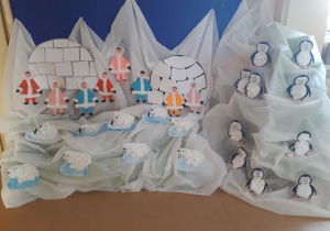Kraina Lodu- kącik prezentujący wykonane prace plastyczne dzieci igloo, Inuita, niedźwiedź polarny, pingwin.