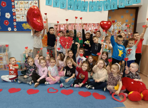 Dzieci pozują do wspólnego zdjęcia