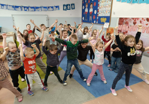 Dzieci w grupie podczas gimnastyki