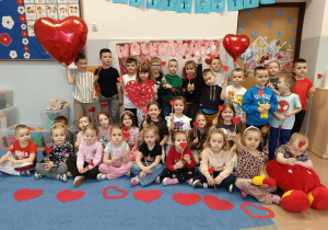 Dzieci pozują do wspólnego zdjęcia