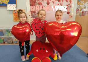 Dzieci stoją z sercami