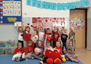 Dzieci z młodszej grupy pozują do fotografii