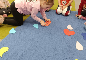 Dzieci na dywanie dobierają serca w pary