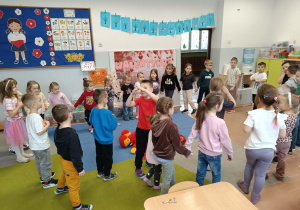 Dzieci podczas wspólnego tańca w kole