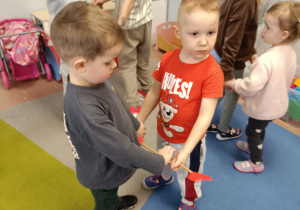 Dzieci tańczą w parach