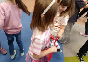 Dzieci tańczą w parach