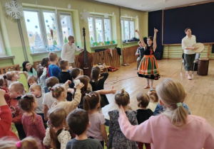 Przedszkolaki tańczą w rytm muzyki.