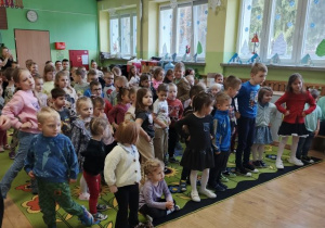 Przedszkolaki tańczą w rytm muzyki.