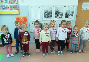 Dzieci śpiewają "Mazurek Dąbrowskiego".