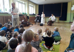 Muzycy prezentują melodie i taniec ludowy.