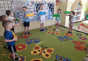 Dzieci podczas ćwiczeń z klockami sensorycznymi.